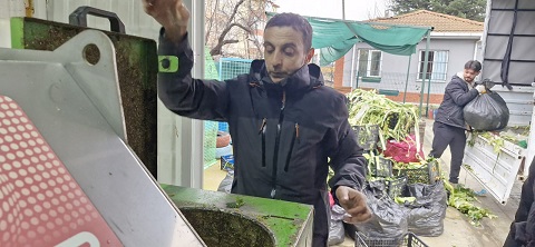 ÇINARCIK’TA PAZAR ATIKLARI GÜBREYE DÖNÜŞÜYOR